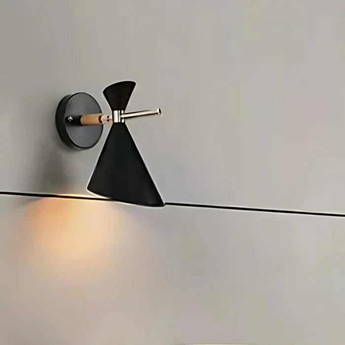 LumiHorn™ Scandinavische metalen wandlamp met hoornkap – productafbeelding 1