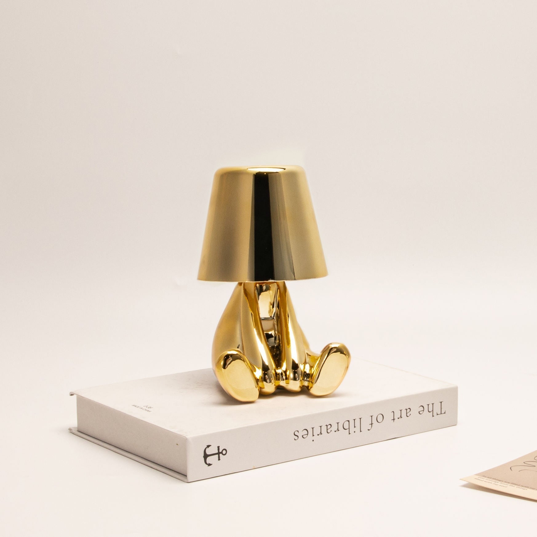 LuxeGlow™ gouden vloerlamp met artistiek mensfiguur – productafbeelding 3
