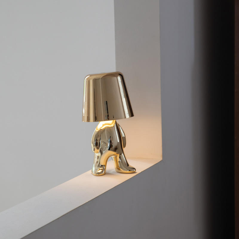 LuxeGlow™ gouden vloerlamp met artistiek mensfiguur – productafbeelding 5
