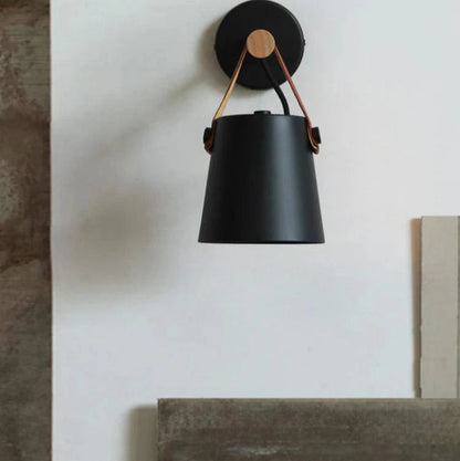 LumaGlow™ Scandinavische wandlamp met hout en leren band – productafbeelding 3