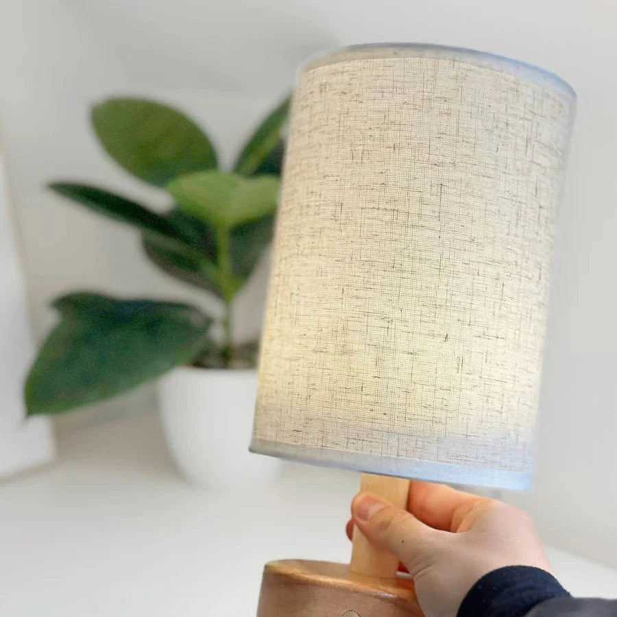 LumaGlow™ Scandinavische draadloze tafellamp van hout en linnen – productafbeelding 3