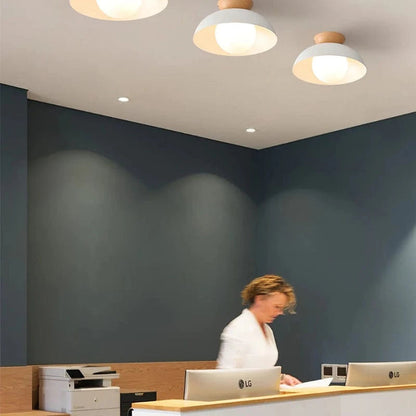 LumaGlow™ plafondlamp van opaalglas met houten details – productafbeelding 6