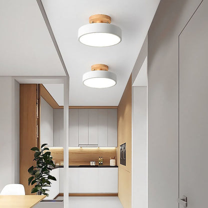 Nordic Log™ ronde LED-plafondlamp van hout en metaal – productafbeelding 1