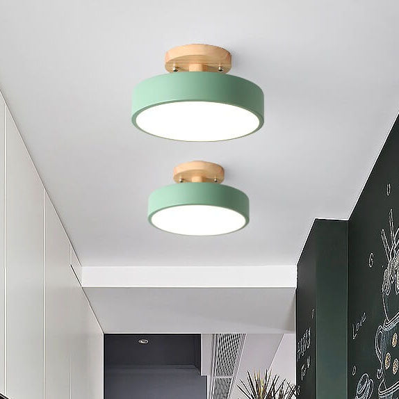 Nordic Log™ ronde LED-plafondlamp van hout en metaal – productafbeelding 2